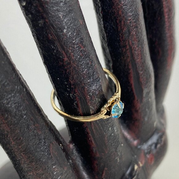 Vintage Prong Set Blue Glass Rhinestone Gold Tone Ring Size 5.5 - Picture 3 of 9